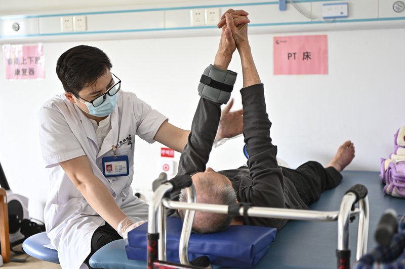 失能老人照护:新时代养老的温暖篇章