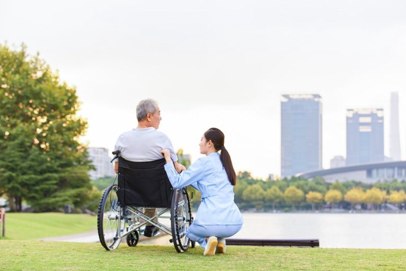 失能老人照护:社会需求与行业趋势